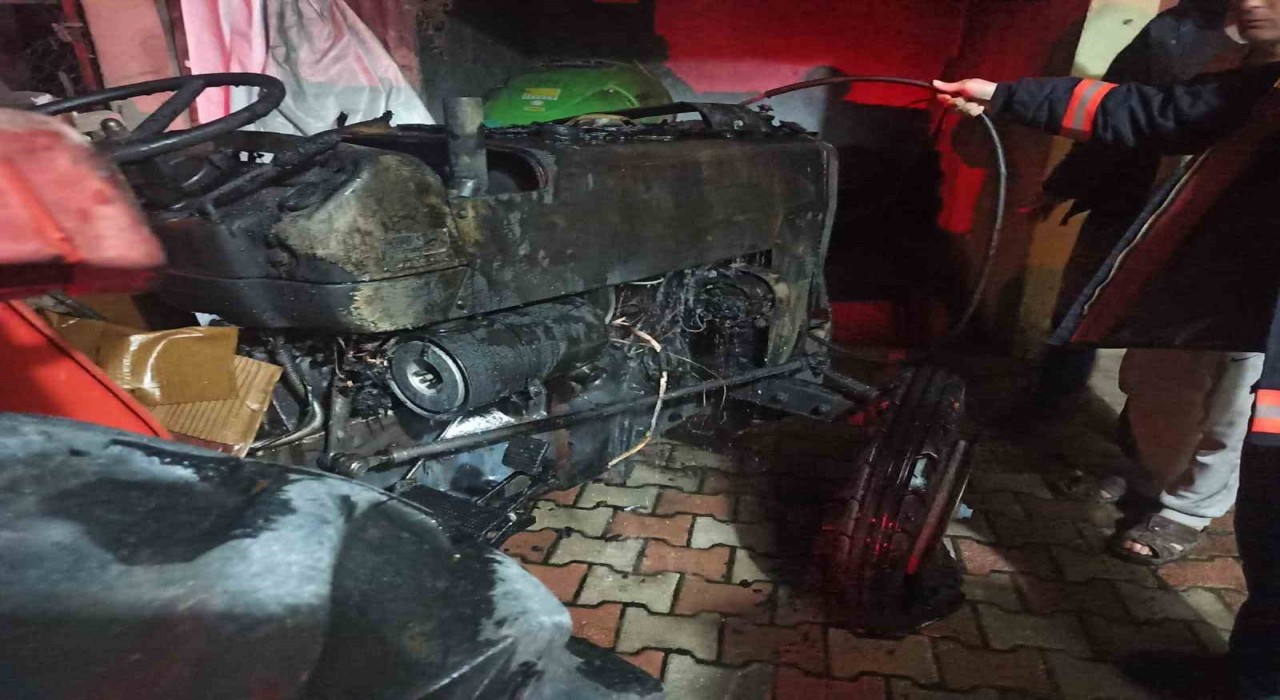 Malatyada park halinde alev alan traktör kullanılamaz hale geldi