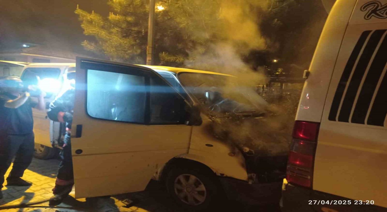 Malatyada park halindeki araçta çıkan yangın söndürüldü