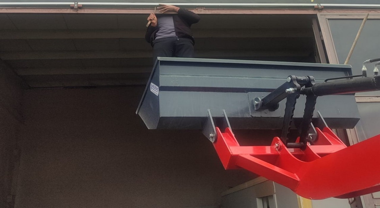 Malatyada pencereye sıkışan güvercini esnaf kurtardı