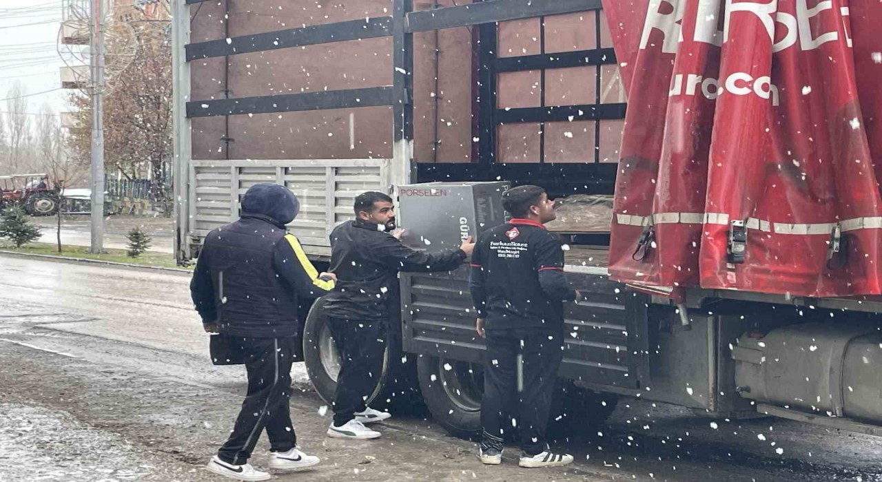 Malazgirte nisan ayında yağan kar şaşırttı