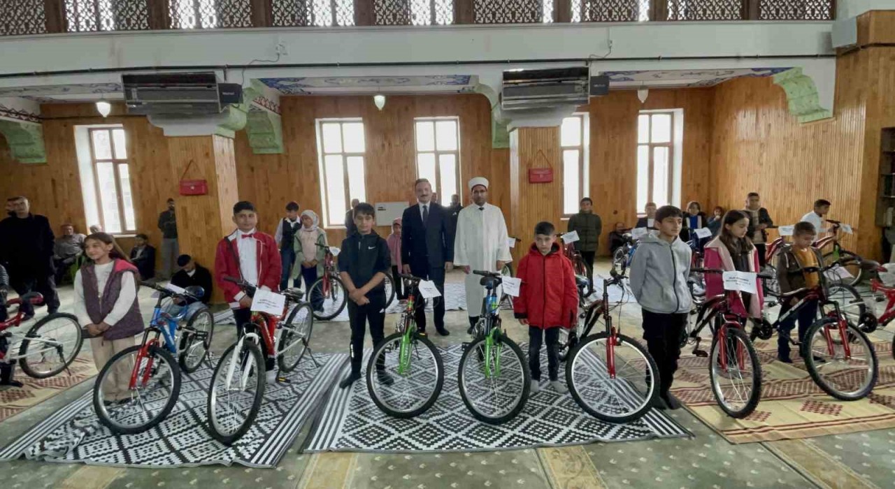 Malazgirtte teravih namazı ve Kuran kurslarına katılanlar ödüllendirildi