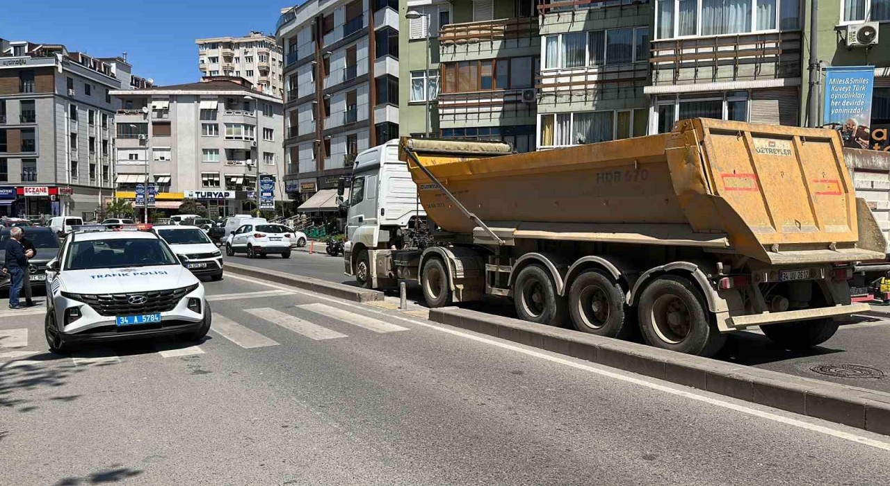 Maltepede hafriyat kamyonu yaya geçidindeki çifte çarptı