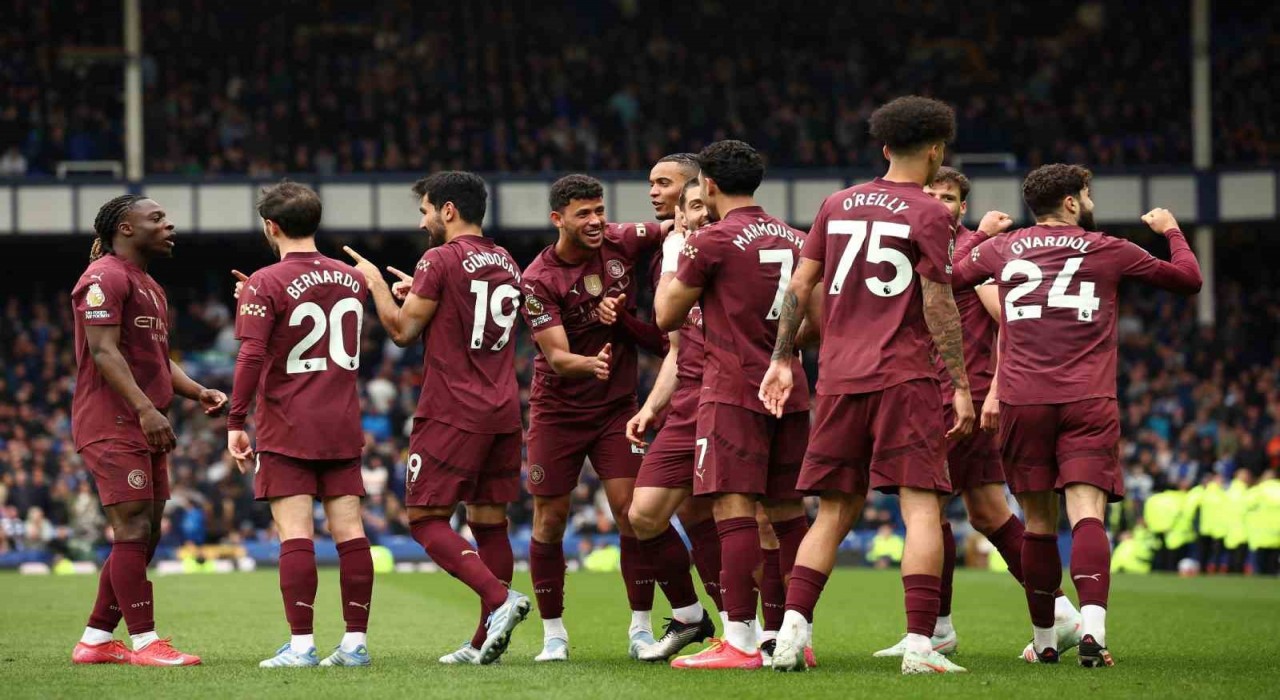 Manchester City, Evertonı 2-0 ile geçti