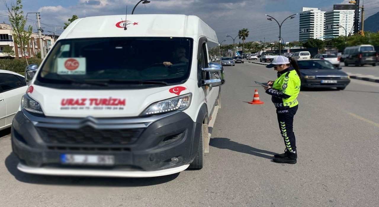 Manisada 14 işçi servisi trafikten men edildi