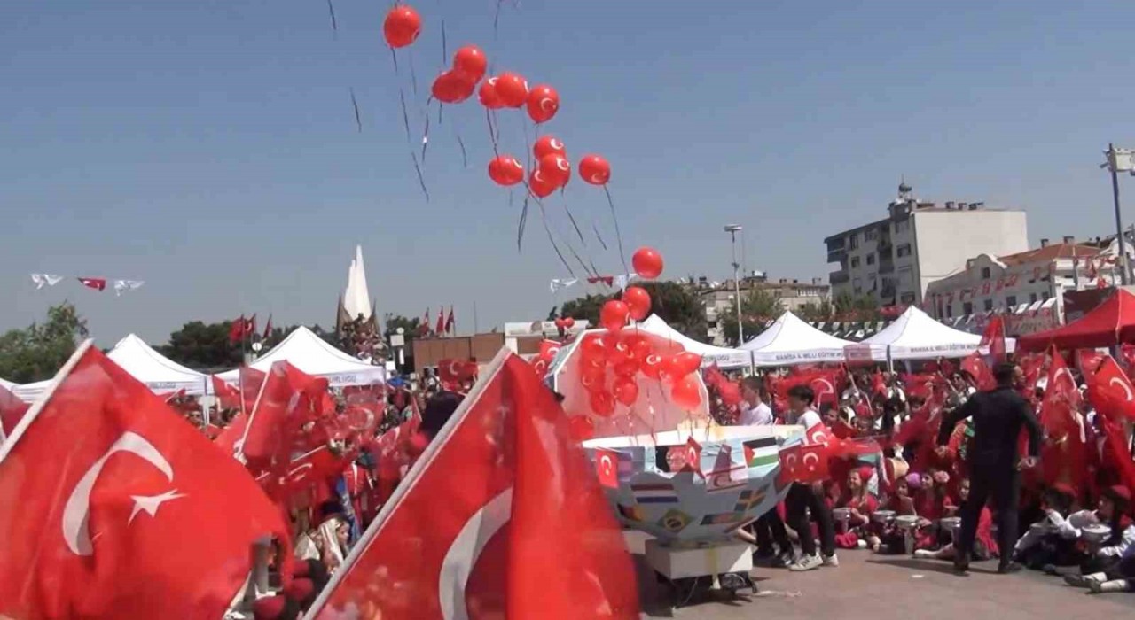 Manisada gökyüzünü balonlar renklendirdi