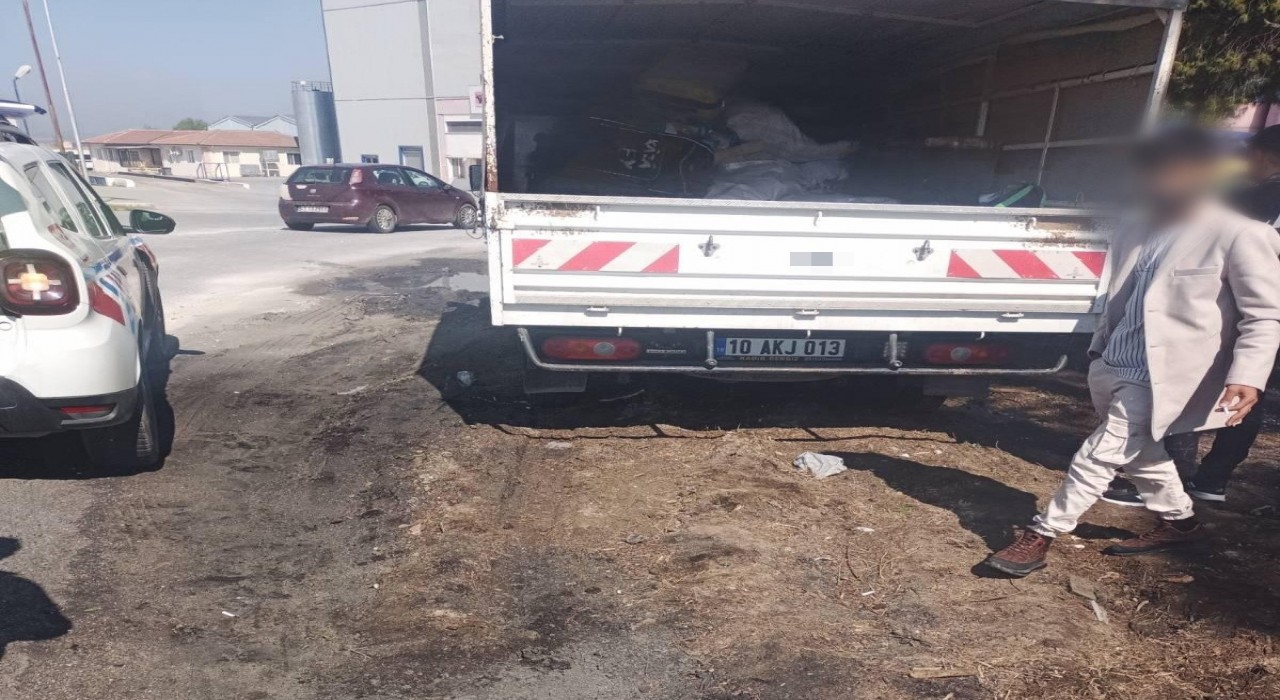 Manisada kamyonet kasasında 16 işçi taşıyan sürücüye ceza