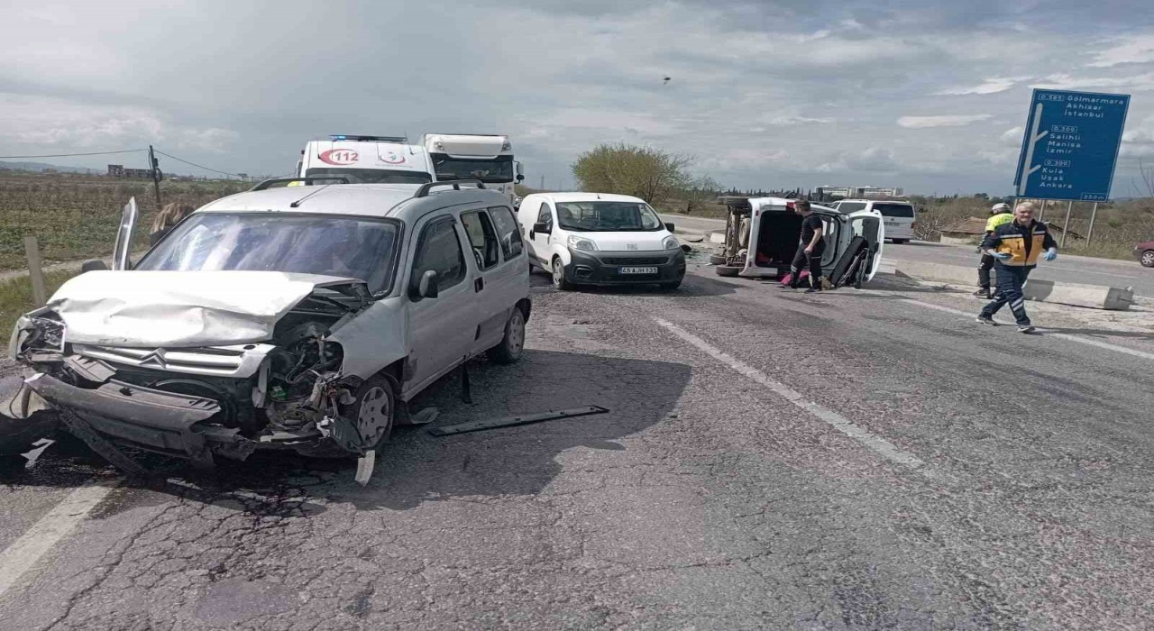 Manisada kamyonetler çarpıştı: 6 kişi ölümden döndü