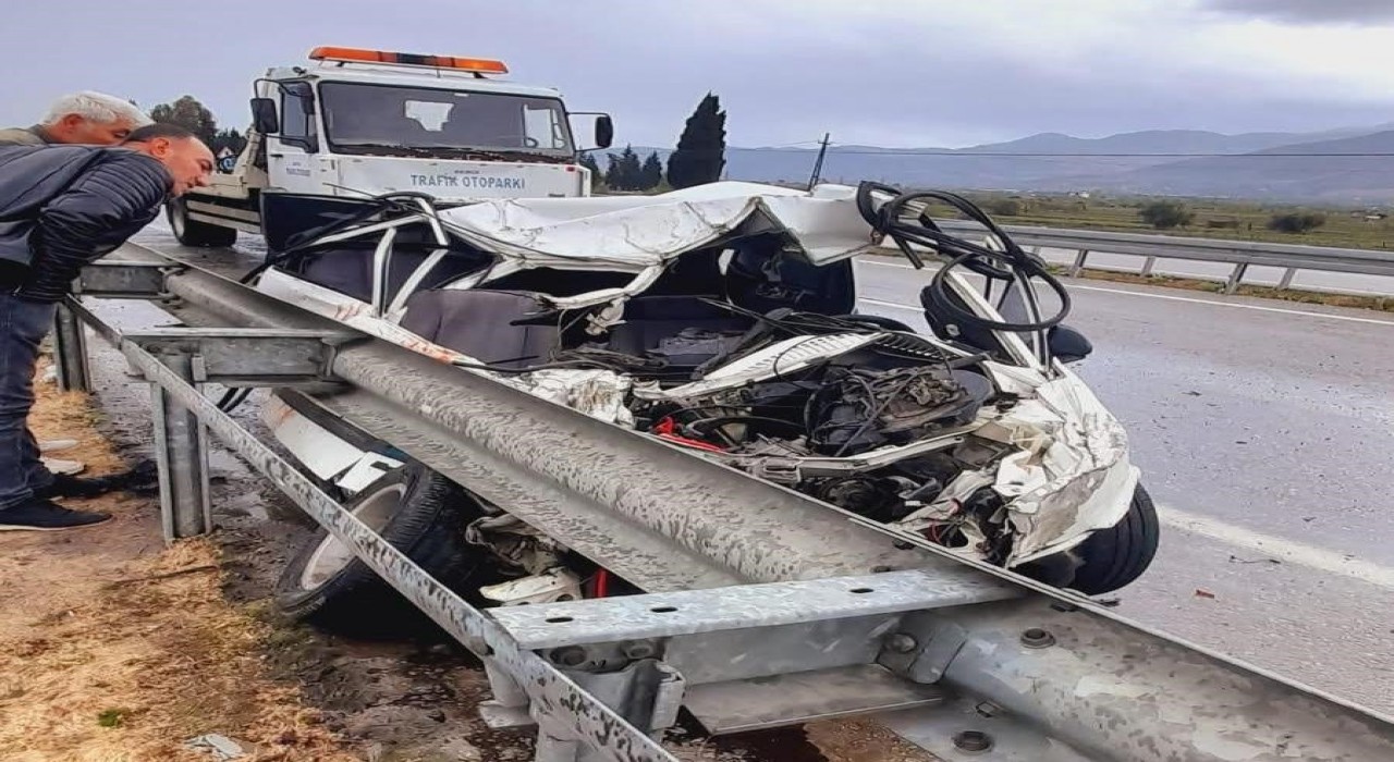 Manisada otomobil ile kamyon çarpıştı: 5 yaralı