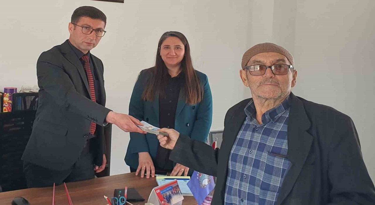 Manisada parasını kaybeden yaşlı adamın imdadına zabıta ekipleri yetişti