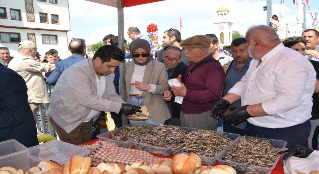 Manisadaki festivalde 2 ton hamsi dağıtıldı