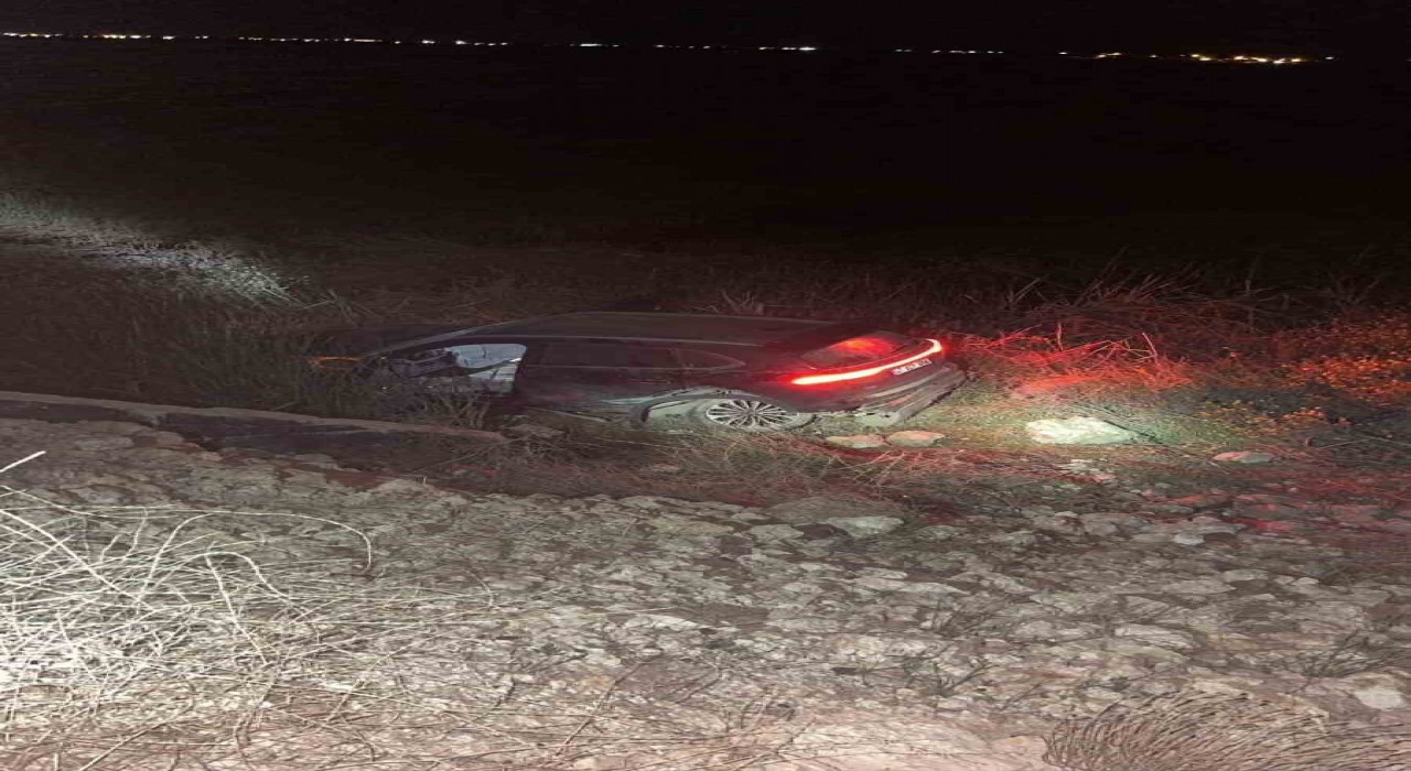 Mardinde cip şarampole yuvarlandı: 2 yaralı