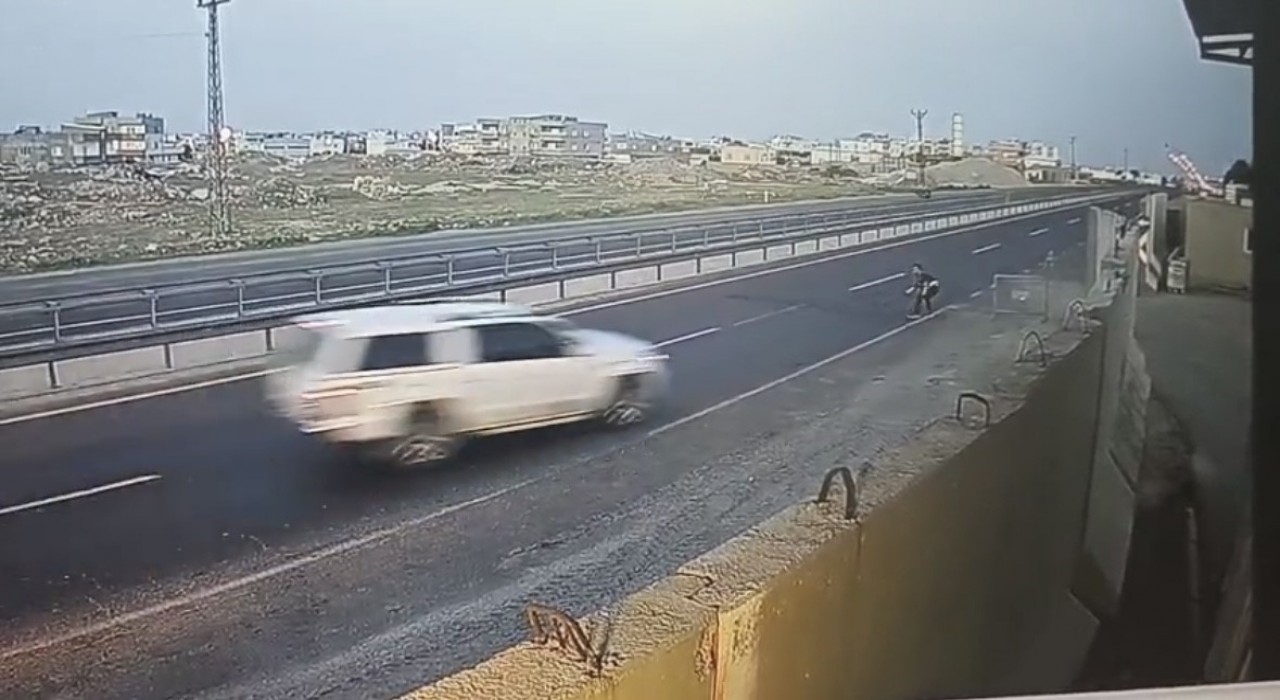 Mardinde ‘dur ihtarına uymayan sürücünün polise çarpıp kaçtığı anlar kamerada