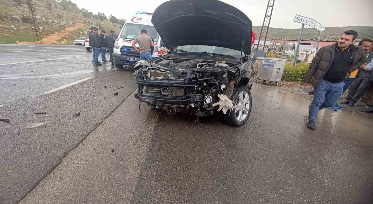 Mardinde hafif ticari araç otomobille çarpıştı: 2 yaralı