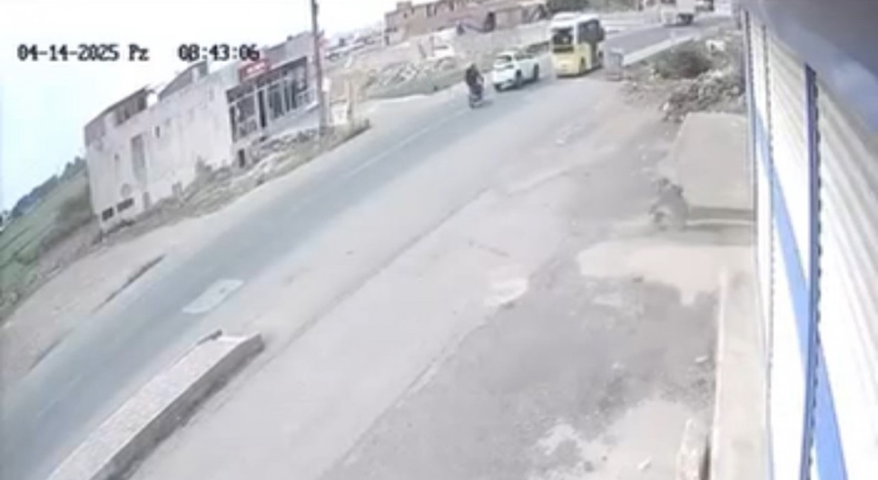 Mardinde motosikletin otomobil ile tıra çarptığı kaza kamerada