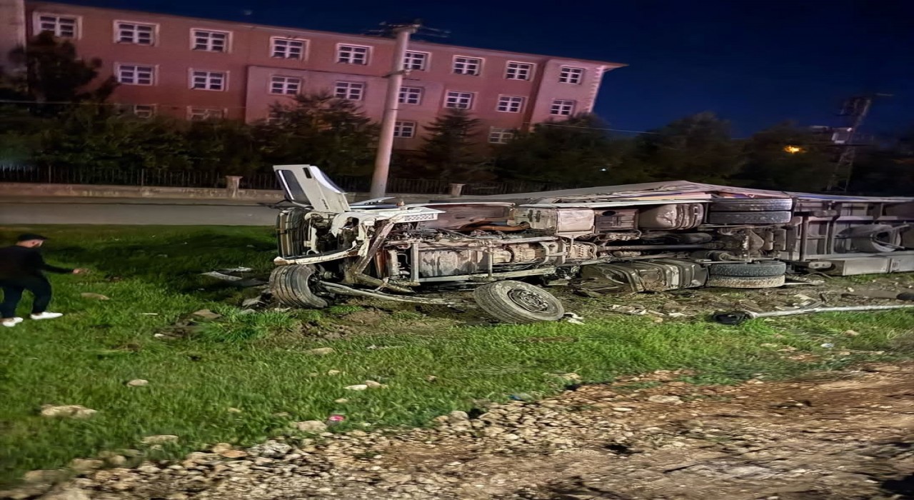 Mardinde tır ile hafif ticari araç çarpıştı: 6 yaralı