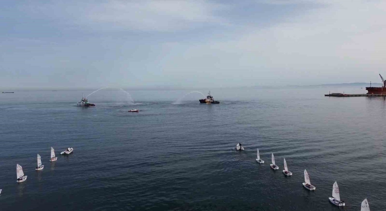 Marmara Denizinde yelken ve römorkör şov