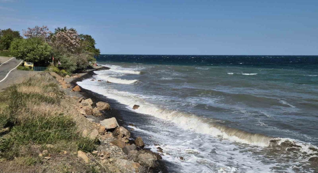 Marmarada şiddetli poyraz etkili oluyor