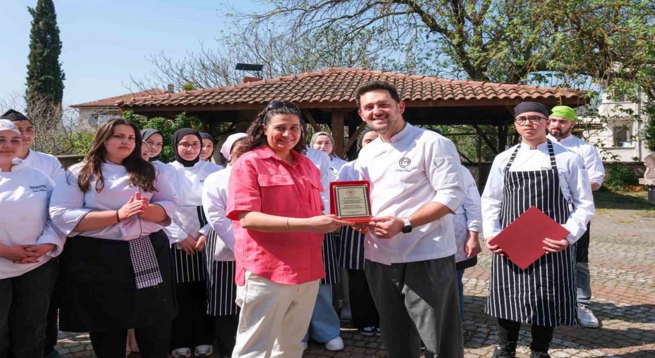 MasterChef yarışmacısı Görkem Ünal, Osmanelide öğrencilerle bir araya geldi