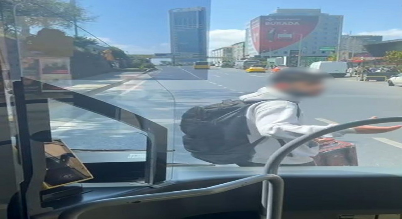 Mecidiyeköyde yolun ortasında otobüse binmek isteyen yolcu ortalığı birbirine kattı