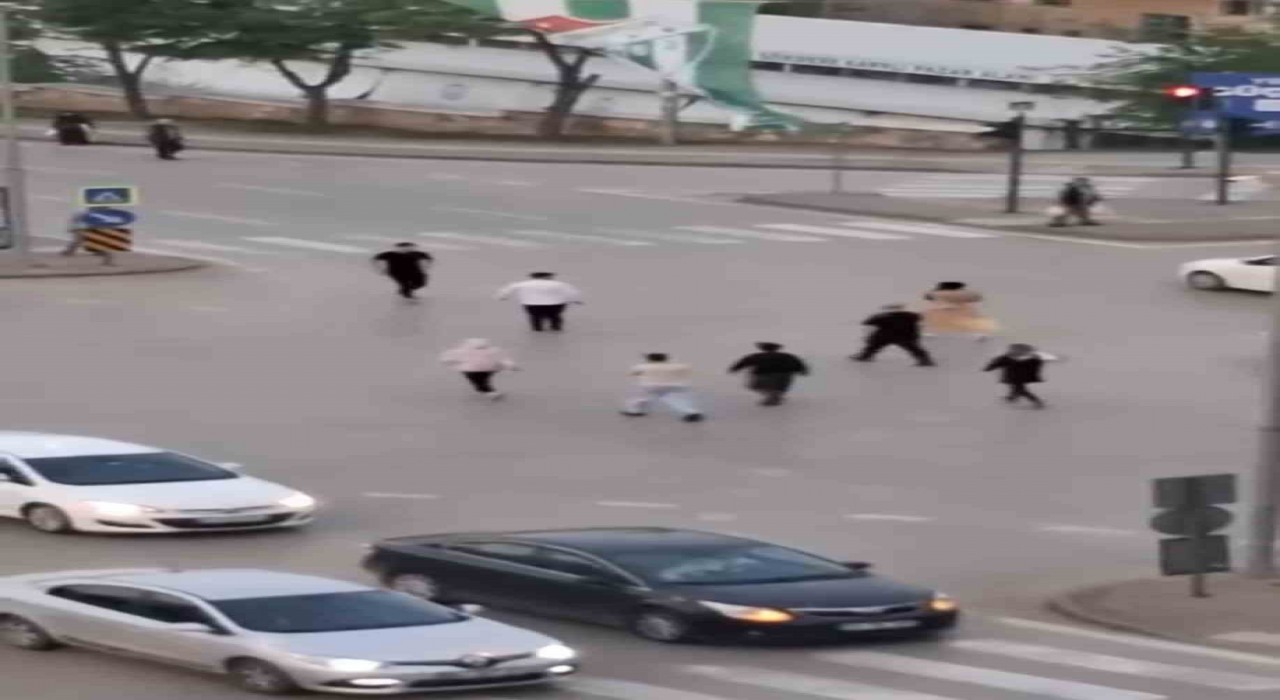 Mendilciler ile sürücü akan trafikte kavga etti