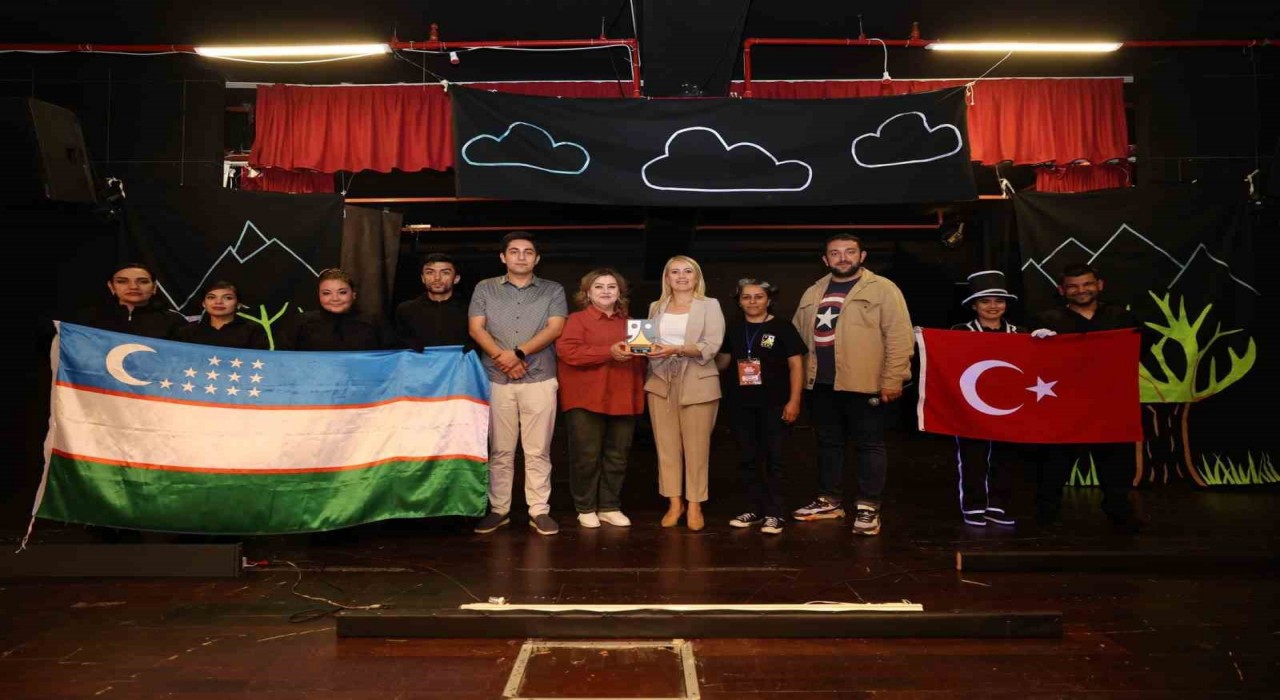 Merkezefendinin dört bir noktasında tiyatro oyunları sahnelenmeye devam ediyor