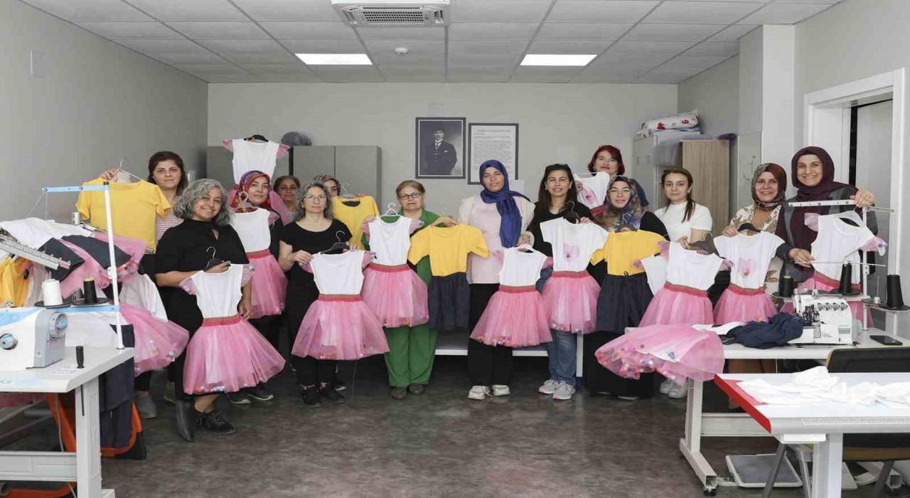 Mersinde 23 Nisanda çocukların kıyafeti belediyeden