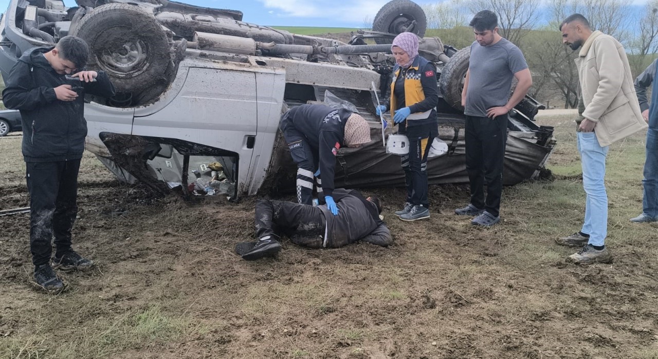 Mersinden Eskişehire giden aile, Ankarada kaza yaptı: 2 yaralı