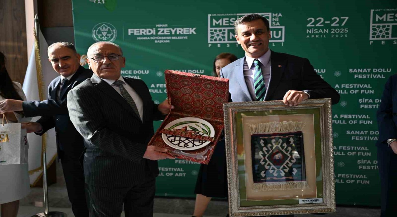 Mesir Festivalinde hediyeler ve gönüller buluştu