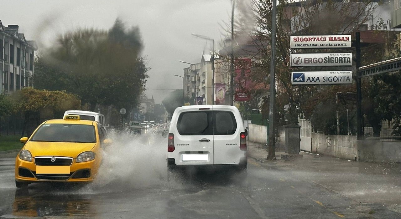 Milasta sağanak yağış etkili oldu