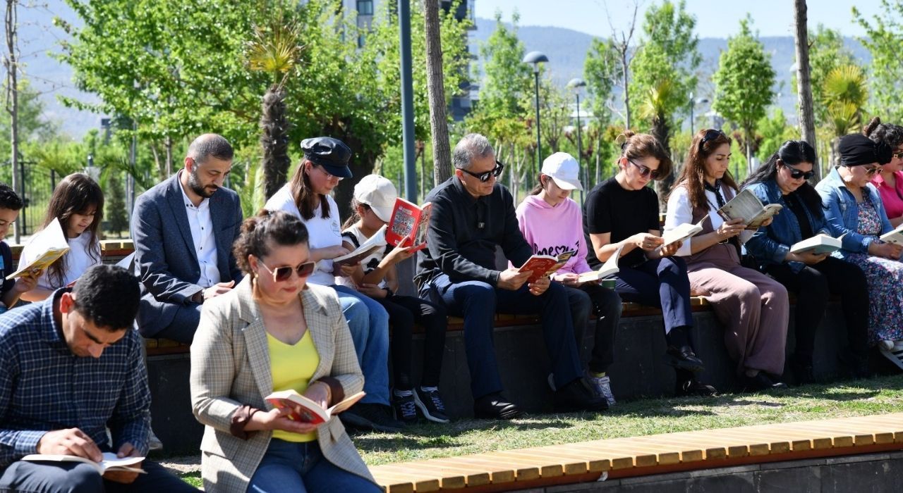 Millet Bahçesi’nde Düzenlenen Etkinlikte Kitaplar Okundu, Hediyeler Verildi
