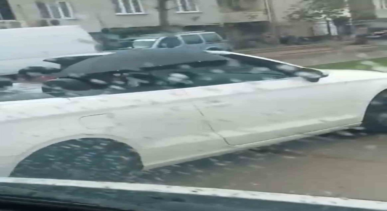 Milyonluk arabada ıslanmamak için şemsiye açtı