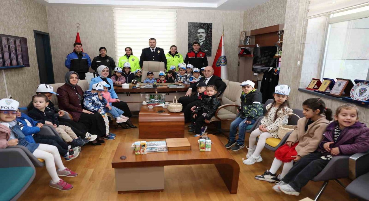 Minik öğrencilerden polislere sürpriz