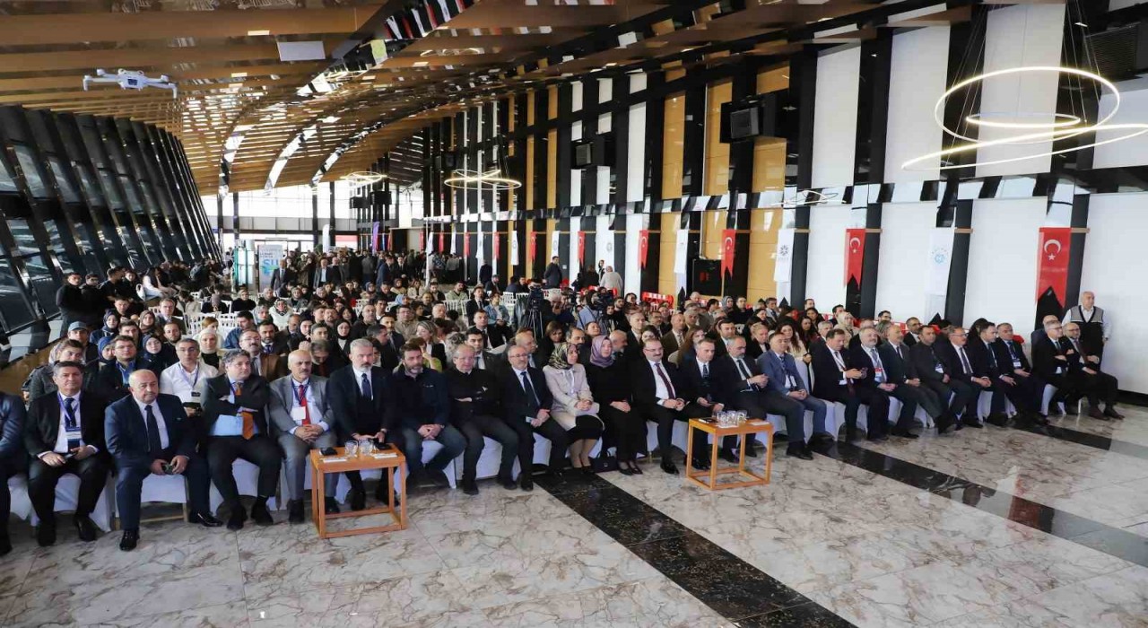 Moderatörlüğünü Rektör Hacımüftüoğlunun yaptığı Kariyer yolculuğu söyleşisi düzenlendi