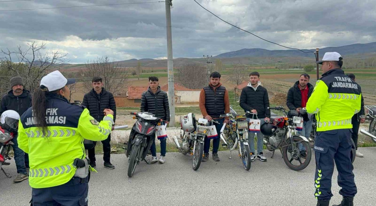 Motosiklet sürücülerine jandarmadan ‘1 kural bir ömür eğitimi