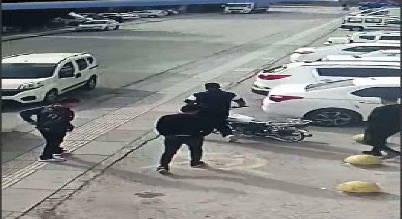 Motosikleti saniyeler içerisinde çalıp kaçtılar: O anlar kamerada