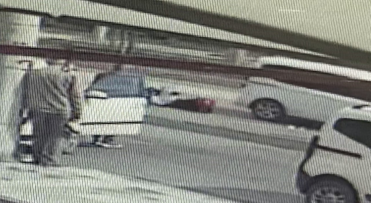 Motosikletle hafifi ticari aracın çarpıştığı kaza kamerada