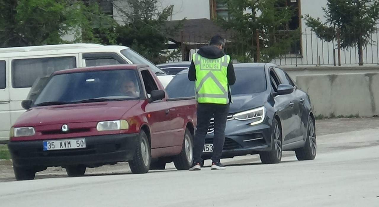 Mudurnuda 3 sürücüye 39 bin lira ceza