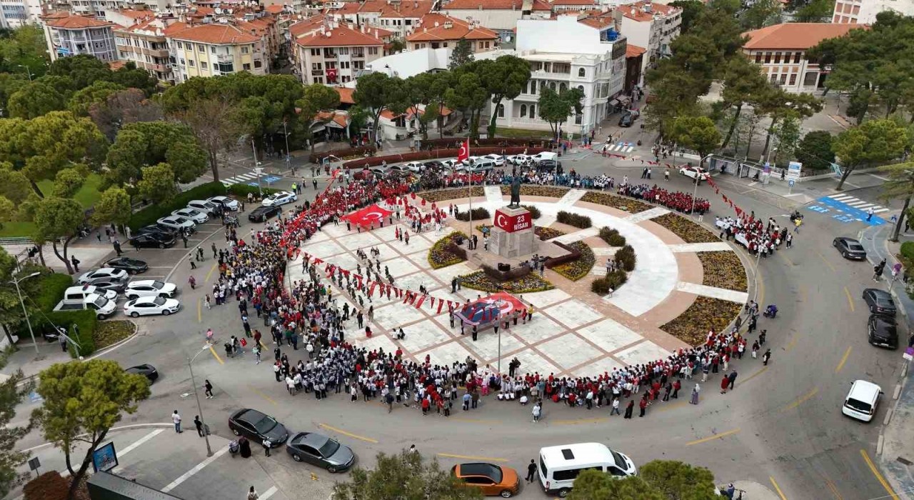 Muğlada 23 Nisan coşkusu kortej yürüyüşüyle başladı