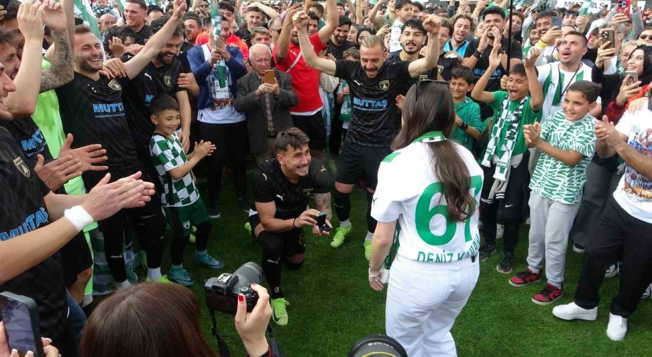 Muğlaspor futbolcusu Demirden sürpriz evlilik teklifi