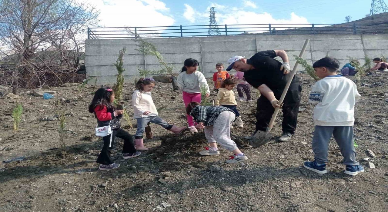 Muhtar Aksaç, çocuklarla birlikte fidan dikti