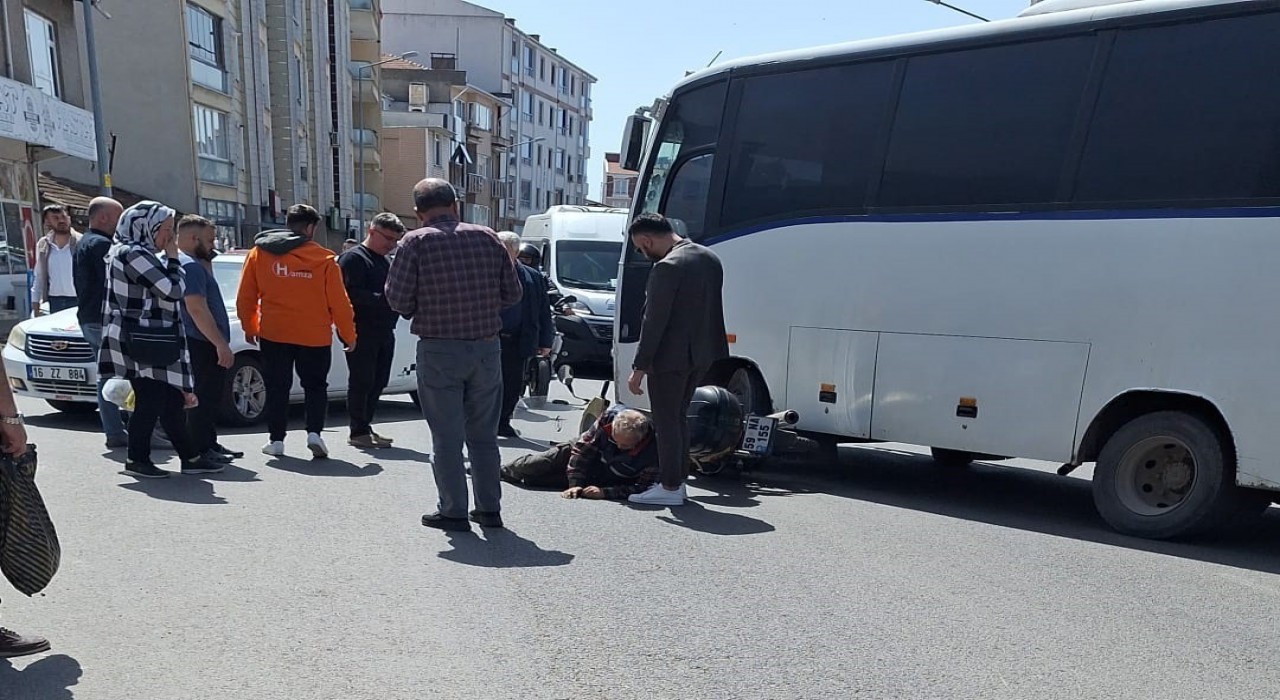 Muratlıda motosiklet ile minibüs çarpıştı: 1 yaralı