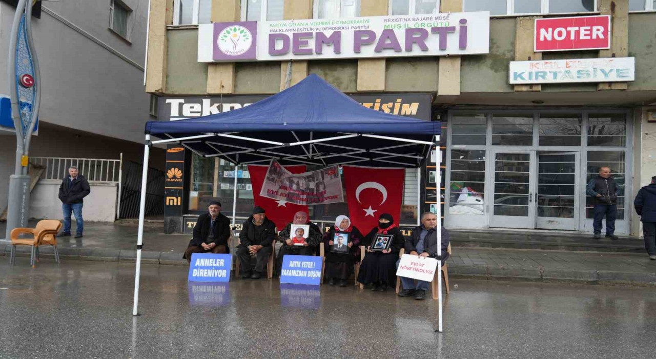 Muşlu anneler sağanak altında evlat nöbetini sürdürüyor