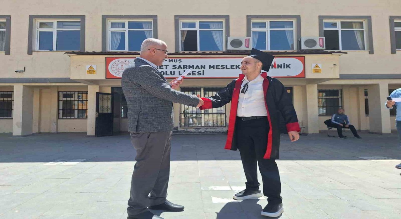 Muşta mezuniyet sevinci