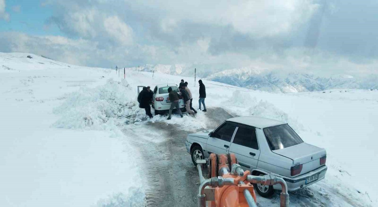 Muşta tipi nedeniyle yolda mahsur kalan 60 kişi kurtarıldı
