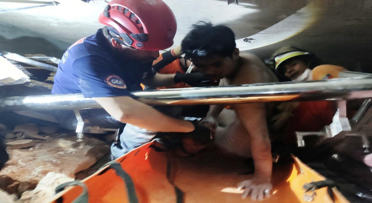 Myanmara yardıma giden Türk ekip 1 kişiyi daha enkaz altından kurtardı