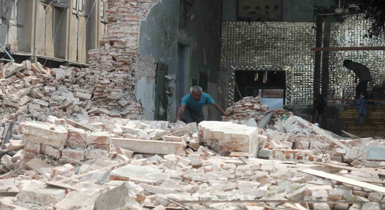 Myanmardaki depremlerde can kaybı 3 bin 85e yükseldi