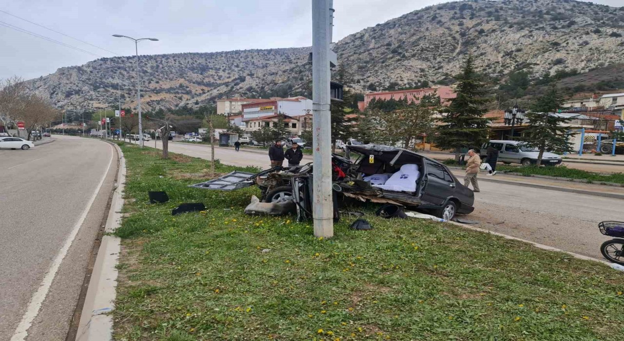 Nallıhanda feci kaza: Fiat Tofaş araç ikiye bölündü