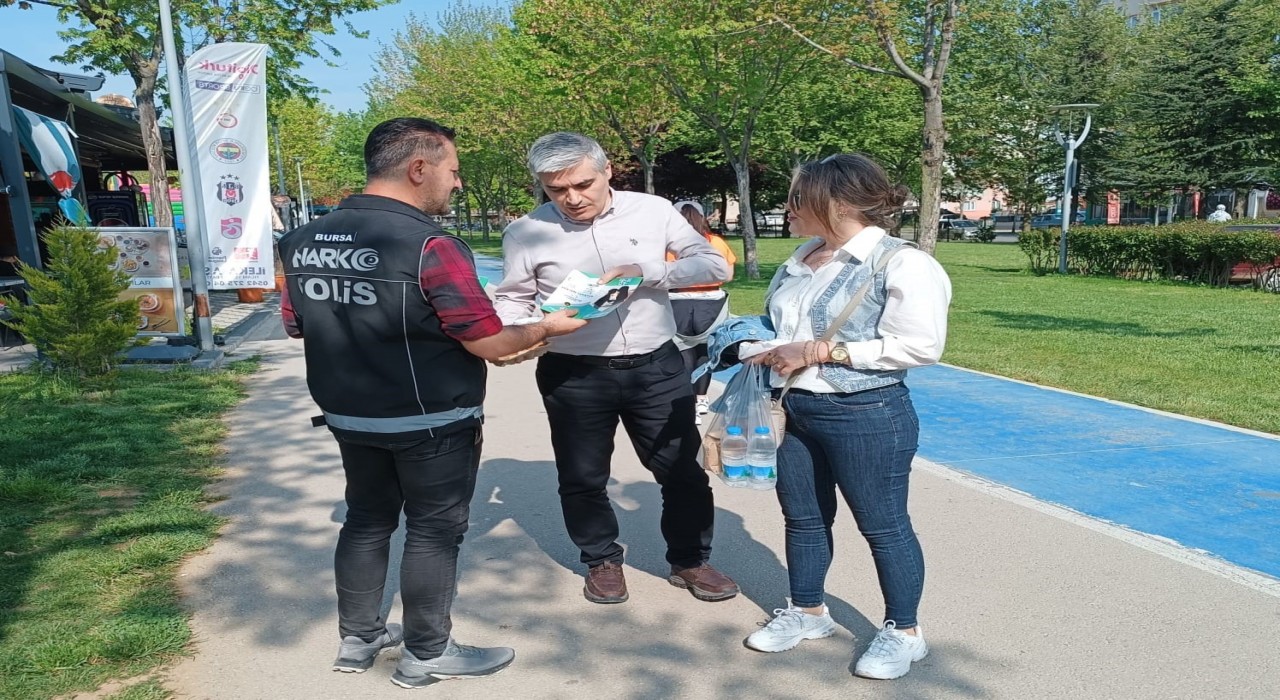 Narkotik polisi Bursada vatandaşları bilgilendirdi