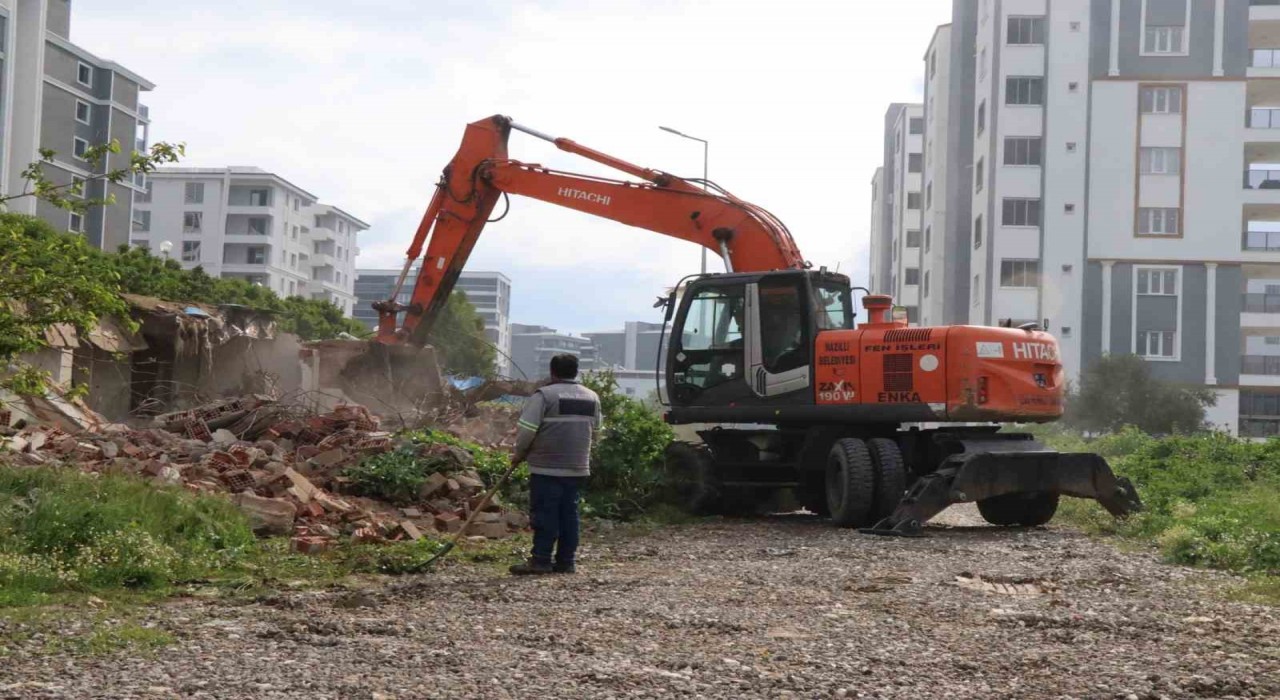 Nazillide tehlike oluşturan 10 metruk bina yıkıldı