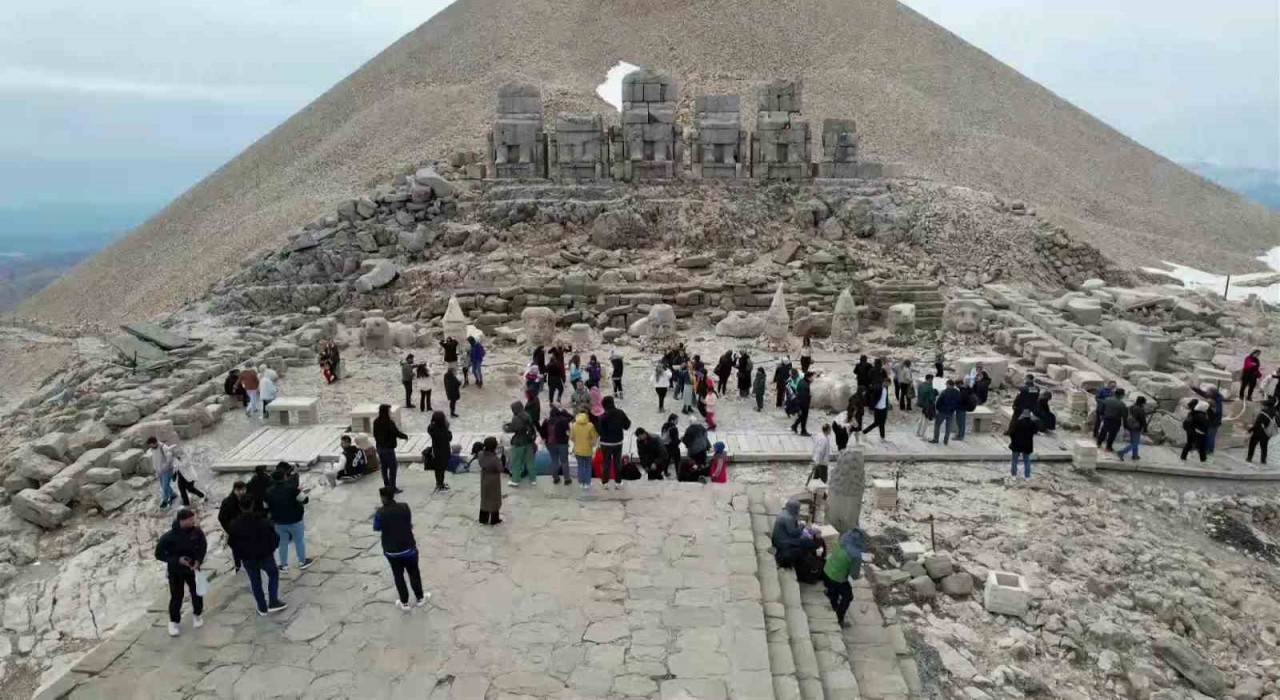 Nemrut Dağında bayram yoğunluğu